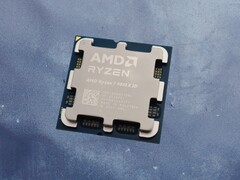 Ryzen 7 9800X3D был выпущен еще в ноябре 2024 года. (Источник изображения: Себастьян Баде для Notebookcheck, Unsplash, отредактировано)