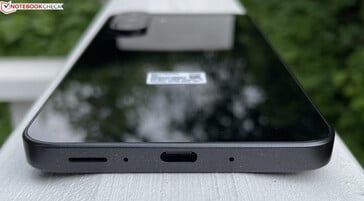 Внизу: динамик, микрофоны, USB-C 2.0 (источник изображения: Manuel Masiero)