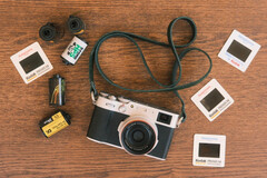 Новая функция разработчика для камер Fujfilm будет встроена в существующее приложение Fujistyle. На снимке - камера Fujfilm X100V с различными рулонами пленки. (Источник изображения: Fuji X Weekly)