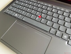 Опциональный тачпад не имеет специальных кнопок TrackPoint.