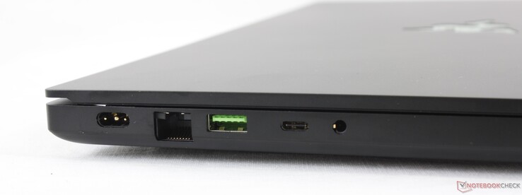 Левая сторона: разъем питания, гигабитный Ethernet, USB 3.2 Gen. 2 Type-A, USB 3.2 Gen. 2 Type-C, аудио разъем