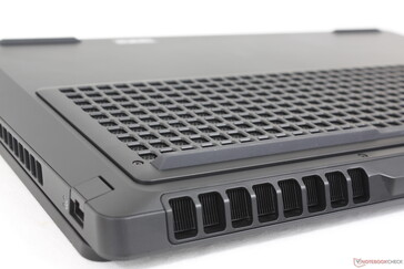 Множество вентиляционных решеток вдоль задней, боковых и нижней панелей