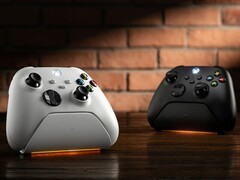 Зарядная станция 8BitDo Ultimate для контроллеров Xbox в белом и черном цветах.