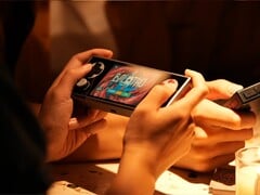 В отличие от Pocket Micro первого поколения (на фото), модель Ayaneo Pocket Micro 2 будет оснащена аудиоразъёмом и микрофоном.