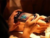 В отличие от Pocket Micro первого поколения (на фото), модель Ayaneo Pocket Micro 2 будет оснащена аудиоразъёмом и микрофоном.