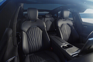 Xiaomi SU7 (2026) в новом цвете Capri Blue: электрический спортивный седан получил нечто большее, чем просто незначительный фейслифтинг. (Источник изображения: Xiaomi)