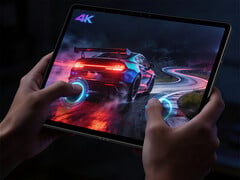13-дюймовый игровой планшет Legion Y900 будет оснащен процессором Snapdragon 8 Elite Gen 5. На фото: промо-изображение, на котором планшет запускает гоночную игру.