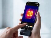 В новейшей тепловизионной камере компании Rision для улучшения качества изображения используется камера смартфона.