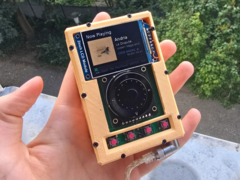DAP на базе Raspberry Pi Zero с батареей емкостью 4 000 мАч (на фото), как ожидается, будет работать от 10 до 14 часов на одной зарядке. (Источник изображения: u/Der6FingerJo через r/DigitalAudioPlayer)