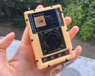 DAP на базе Raspberry Pi Zero с батареей емкостью 4 000 мАч (на фото), как ожидается, будет работать от 10 до 14 часов на одной зарядке. (Источник изображения: u/Der6FingerJo через r/DigitalAudioPlayer)