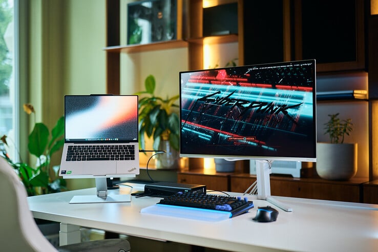 Полная конфигурация рабочей станции, включающая ноутбук ThinkPad X9 14 на подставке, внешний графический процессор Aorus RTX 5060 Ti AI Box eGPU и внешний монитор, на котором отображается игра Cyberpunk 2077.