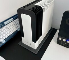 Monochrome 2 - это безвентиляторный SFF-компьютер на базе AMD Ryzen AI Max+ 395. (Источник изображения: TheJiral с сайта smallformfactor.net)