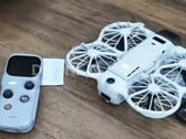 DJI Neo 3 рядом с пультом дистанционного управления RC Mini, справа налево.