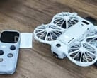 DJI Neo 3 рядом с пультом дистанционного управления RC Mini, справа налево.