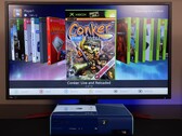  Модифицированный синий Xbox 360, на мониторе которого запущена пользовательская домашняя приборная панель, отображающая игру "Conker: Live and Reloaded" наряду с другими играми для Xbox и эмуляторов. (Источник изображения: Modern Vintage Gamer на YouTube)