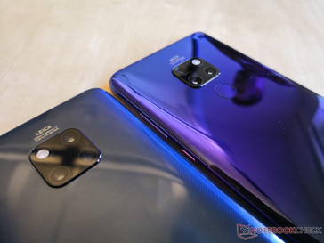 Расположение вспышки у Mate 20 Pro (слева) и Mate 20 (справа) отличается