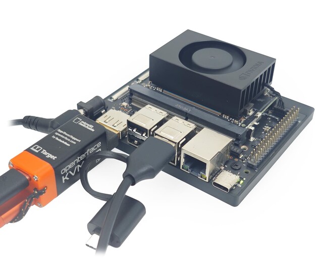 Все оборудование помещается в разъем дисплея, что уменьшает нагромождение кабелей. (Источник изображения: Openterface через Crowdsupply)