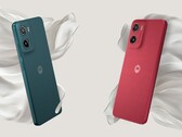 Moto G05 выпускается в красном (Plum Red) и зеленом (Forest Green) цветах (Источник изображения: Motorola)