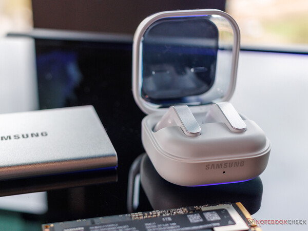 Galaxy Buds 4 отказались от угловатых стеблей Galaxy Buds 3 в пользу плоских.