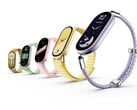Устройство Smart Band 11 доступно в четырёх версиях. На фотографии: носимое устройство в различных цветовых вариантах и с различными ремешками.