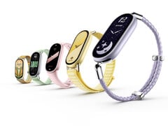 Устройство Smart Band 11 доступно в четырёх версиях. На фотографии: носимое устройство в различных цветовых вариантах и с различными ремешками.