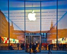 Внешний вид магазина Apple с логотипом и покупателями внутри (Источник изображения: Pixabay)