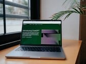 Ноутбук на столе у окна с открытым на экране сайтом OpenAI ChatGPT