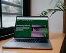 Ноутбук на столе у окна с открытым на экране сайтом OpenAI ChatGPT
