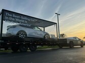 Cybertruck буксирует сделанную в США Model Y (Источник изображения: TeslaNewsWire/X)