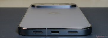 Снизу: Громкоговоритель, USB 3.2 Type-C, микрофон