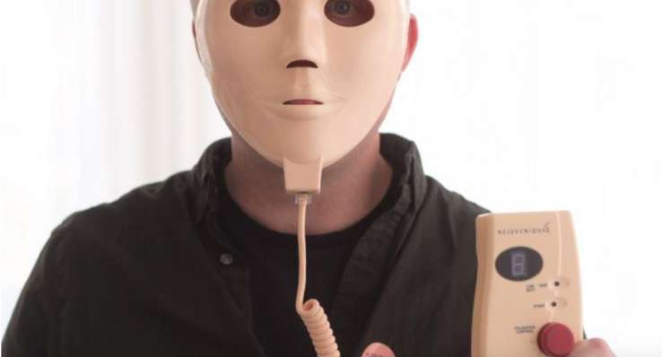 Да, это... маска для омоложения лица, живо напоминающая об убийцах из страшилок.