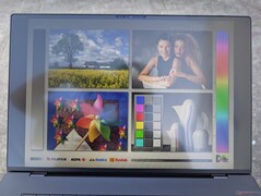 Блики присутствуют, но с ними можно справиться в тени