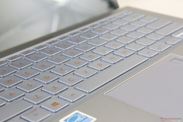 Специальная контрастная окраска помогает лучше видеть символы на клавишах