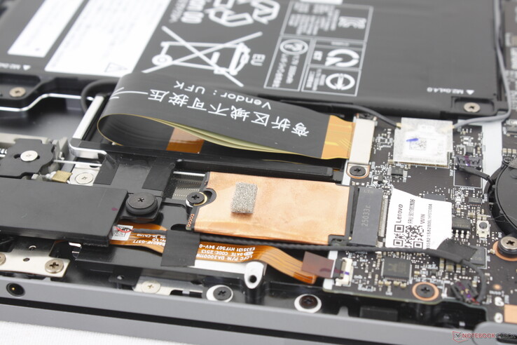 Поддерживаются только более короткие SSD M.2 2242 без дополнительных опций