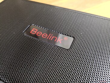 Логотип Beelink меняет цвет от одной модели к другой. Здесь он - красный, не жёлтый или зелёный