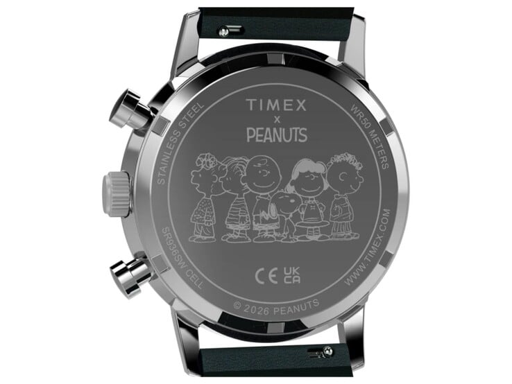 Вид сзади хронографа Timex Peanuts x Marlin с гравировкой «Peanuts» на задней крышке корпуса
