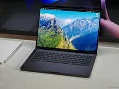 MacBook Pro M5 на столе.