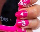 Флип-телефон HMD Barbie имеет фирменный знак Barbie, напечатанный крупным шрифтом, и классическую "барби-розовую" рамку устройства. (Источник изображения: HMD via X/Twitter)