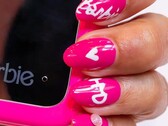 Флип-телефон HMD Barbie имеет фирменный знак Barbie, напечатанный крупным шрифтом, и классическую "барби-розовую" рамку устройства. (Источник изображения: HMD via X/Twitter)