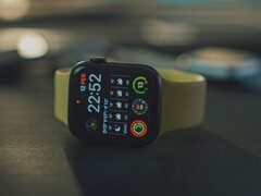 Часы Apple Watch SE на столе (Источник изображения: Onur Binay via Unsplash; обрезано)