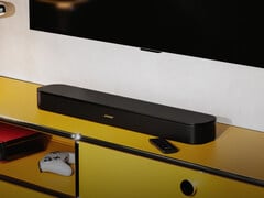 Акустическая система TV Speaker 2-го поколения поставляется с центральным твитером. На фотографии: саундбар, установленный под телевизором.