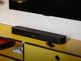 Акустическая система TV Speaker 2-го поколения поставляется с центральным твитером. На фотографии: саундбар, установленный под телевизором.