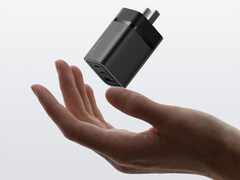 Cuktech 6 mini имеет трехпортовую конфигурацию. На снимке: промо-картинка, демонстрирующая черный вариант цвета адаптера. (Источник изображения: Cuktech)