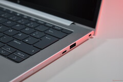 Правая сторона HP EliteBook 8 G1a 14 (источник изображения: Бенджамин Херциг)