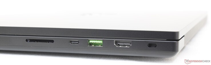 Правая сторона: картридер, USB-C 3.2 Gen. 2 (Thunderbolt 5 + Power Delivery + DisplayPort 1.4), USB-A 3.2 Gen. 2, HDMI 2.1, слот замка Kensington