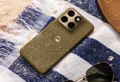 Motorola Edge 2026 имеет привлекательную заднюю панель с тканевой поверхностью.