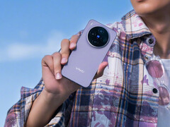 Телефон в топовой конфигурации стоит всего $1 019. На снимке: промо-фотография X300. (Источник изображения: Vivo)