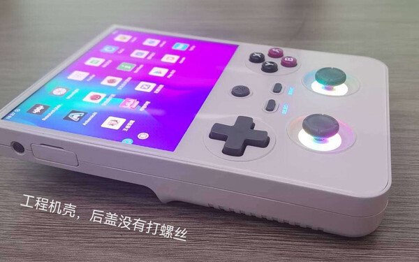 Предполагаемый вид инженерного образца Anbernic RG477V. (Источник изображения: Maxzhou88)