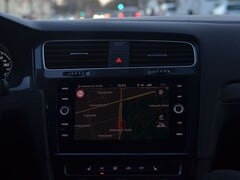 Приборная панель автомобиля с навигационной картой на экране информационно-развлекательной системы