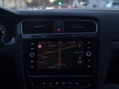 Приборная панель автомобиля с навигационной картой на экране информационно-развлекательной системы